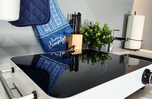 Mississauga House | Private and Cozy Greece-Inspired 1BR Retreat in Erindale Mississauga