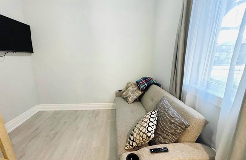 Richview Apartment | Private and Cozy Loft Close to the Airport in Etobicoke