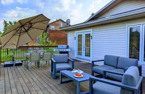 Kirkfield Cottage | Private beach, kid-themed rooms, water toys, fishing, kayak, canoe.1.5hr frm GTA