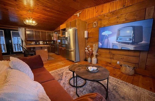 North Algona Wilberforce Cabin | Private Cozy Cottage-Near Lake Dore, Bon Echo & Algonquin Park