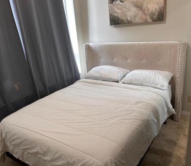 Hurontario Apartment | Private Cozy Room