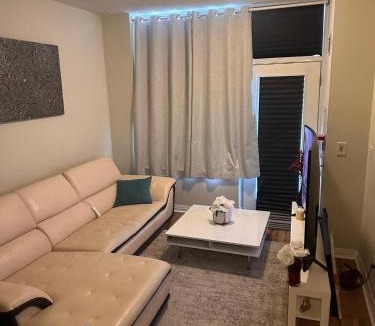 Hurontario Apartment | Private Cozy Room