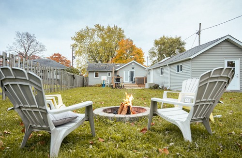 Selkirk House | Private Lakefront House with Hot Tub, Kayaks and Beach