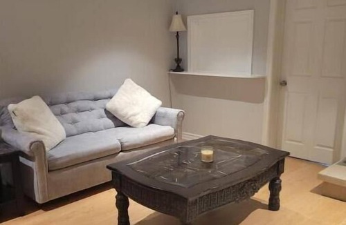 Fort Erie House | Private LL apart- own ent & park. Hosts on site