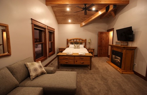 Remer Cabin | Private Paradise- Luxury lodge and Event Venue. year-round adventure!