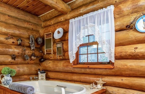 Lyndhurst House | Private, relaxing waterfront log cabin