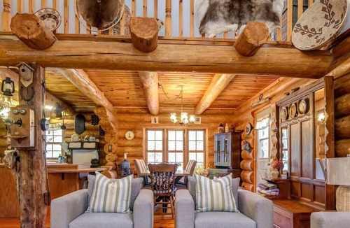 Lyndhurst House | Private, relaxing waterfront log cabin