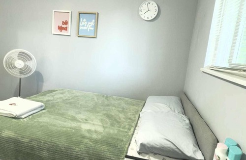 Burnaby House | Private room in Burnaby w/street parking