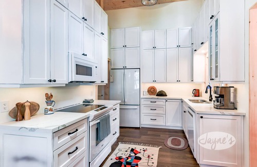 Minett Cottage | Private Rosseau Beachfront Cottage! Sunrises & Sunsets! Sleeps 15! MUST SEE!