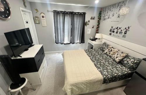 Brampton House | Private, Secure, Immaculate & Cozy Room