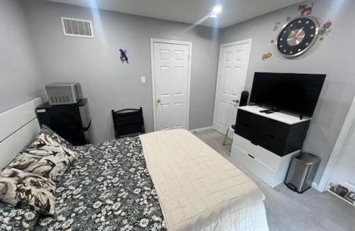 Brampton House | Private, Secure, Immaculate & Cozy Room