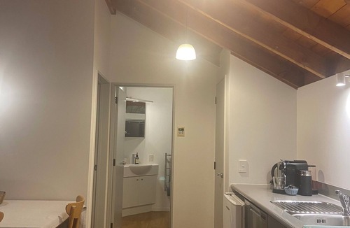 Springlands Apartment | Private Self Contained Apartment - Tranquil Park Setting 3 mins from CBD -