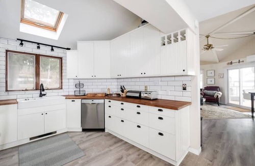Lyndhurst House | Private waterfront cottage - hot tub & kayaks!