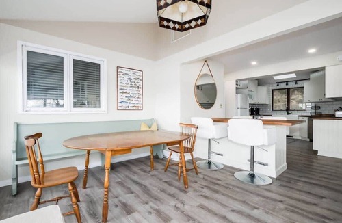 Lyndhurst House | Private waterfront cottage - hot tub & kayaks!