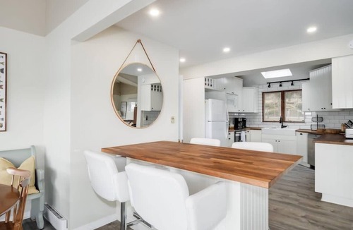 Lyndhurst House | Private waterfront cottage - hot tub & kayaks!