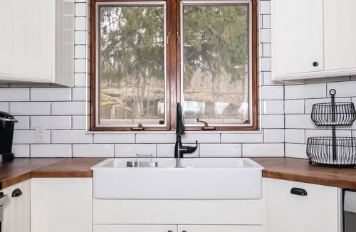 Lyndhurst House | Private waterfront cottage - hot tub & kayaks!