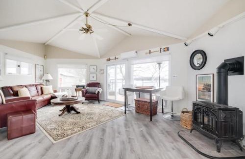 Lyndhurst House | Private waterfront cottage - hot tub & kayaks