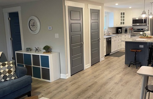 Athens House | Quaint and cozy cottage like atmosphere. Three minute walk to Charleston Lake,