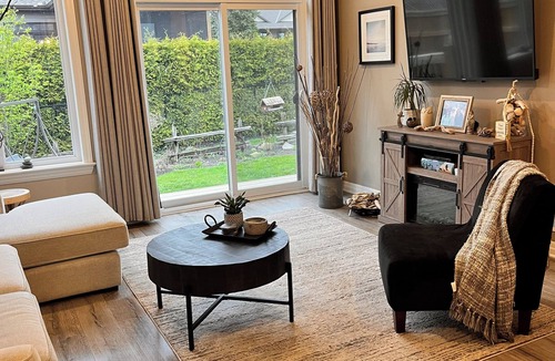 Almonte House | Quaint bungalow in a quaint artsy little town with a river running through it!