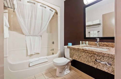 Peterborough Hotel | Quality Inn Peterborough