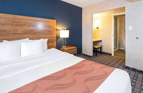 Whitby Hotel | Quality Suites Whitby