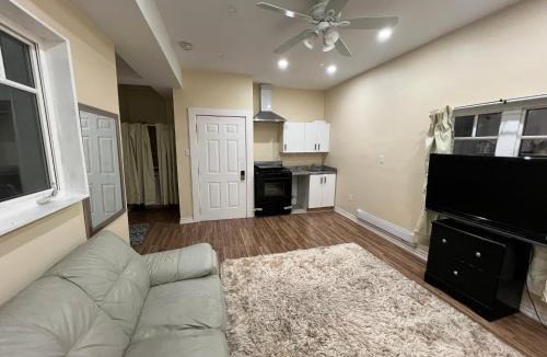 York Regional Municipality Apartment | Queen Bed Apartment with Seamless Living & Kitchen