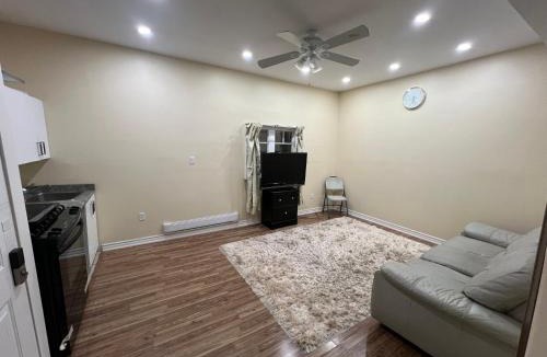 York Regional Municipality Apartment | Queen Bed Apartment with Seamless Living & Kitchen