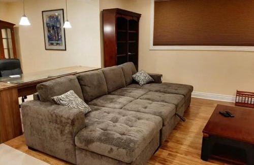 Ottawa Division Apartment | Queen guest apartment