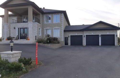 Ottawa Division Apartment | Queen guest apartment