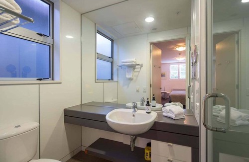 Frankton Apartment | Queenstown Studio | Lake Access, WiFi & Parking - No View
