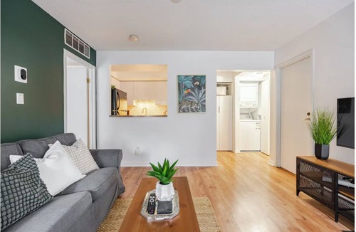 Niagara House | Quiet 1 bed 2 bath Townhome with Parking