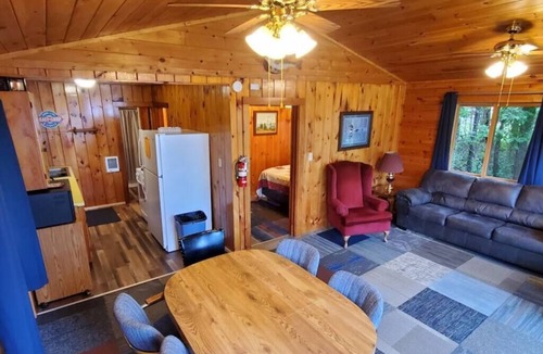 Ray Cabin | Quiet 2 Bedroom Bass Cabin in the Trees