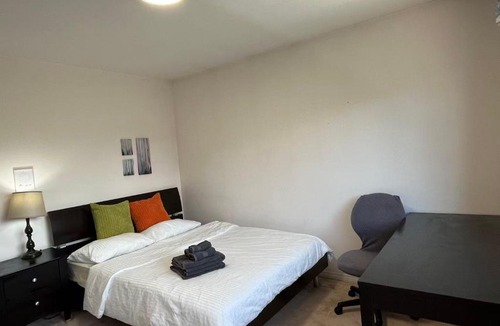 Richmond House | Quiet 2 Queen room Home Base