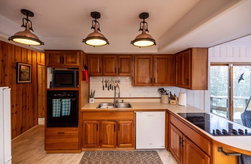 Novar Cottage | Quiet Cottage on Private Lake in Muskoka - Pets Stay Free!