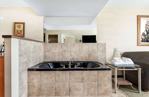 Clairmont Hotel | Ramada by Wyndham Clairmont/Grande Prairie
