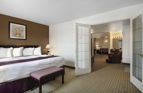 Red Deer Hotel | Ramada by Wyndham Red Deer Hotel and Suites