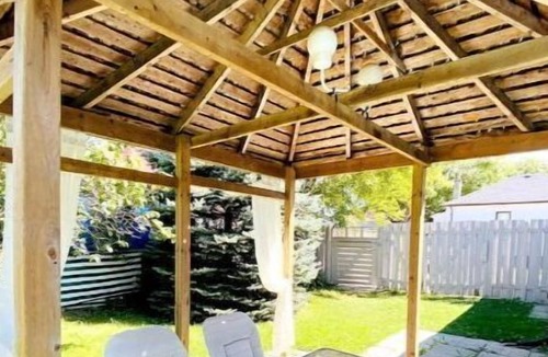 Saint Thomas House | *Rare* Morden 3brs home w/ big backyard and pool