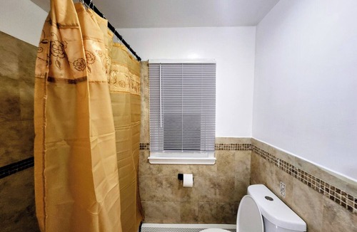 North Bay Shore House | RECENTLY RENOVATED Charming 3-bedroom house in peaceful Bay Shore with AC