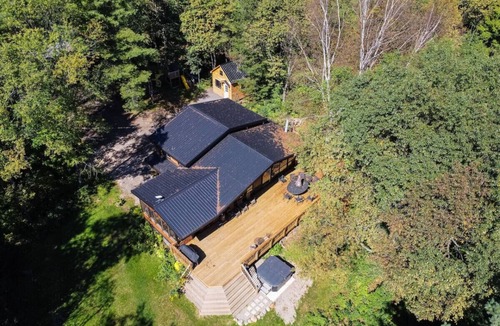 Minden Hills Ski Chalet | Red Cedar Chalet on Brady Laken(Sauna and hot tub)