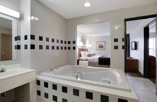 Redwood Falls Hotel | Redwood Lodge