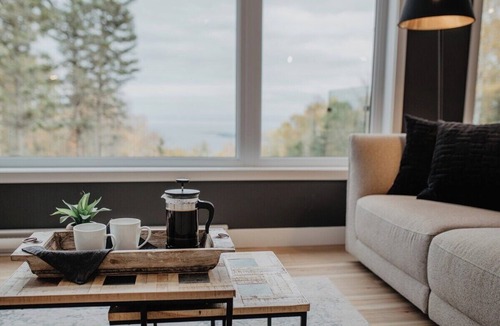 Les Eboulements Ski Chalet | Refuge 2: Hot Tub, River Views & Pet Friendly