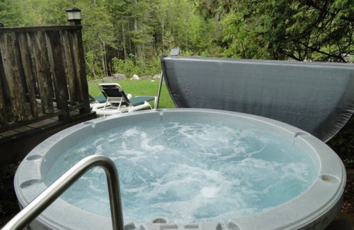 Youngs Point Cottage | Reigning Cats and Dogs Cottage Retreat at the Lake Edge Cottages!