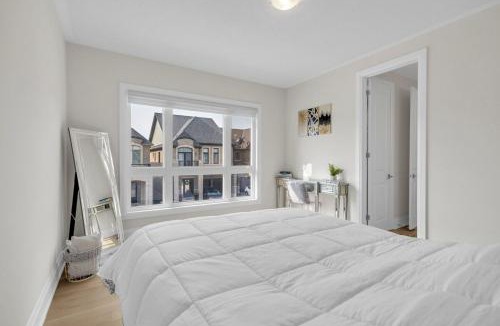 Oakville House | Relaxed Oakville Vacation Stay for 8 or more