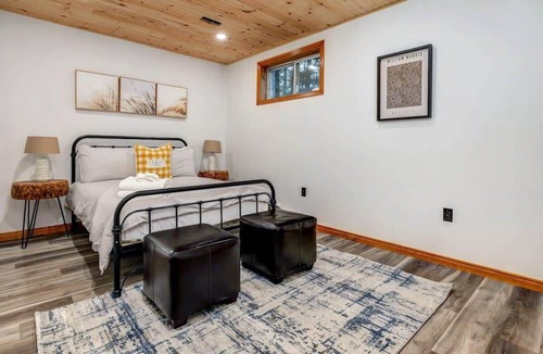 Lyndhurst Cabin | Relaxing and private waterfront log cabin
