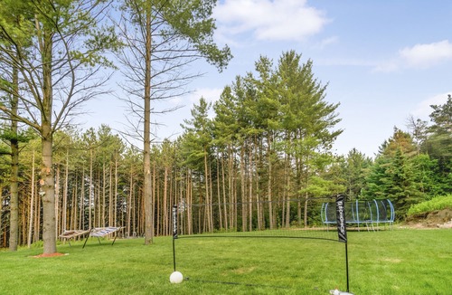East Gwillimbury Villa | Relaxing Chalet Retreat at Sharon, ON