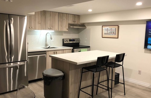 Belleville House | Relaxing family suite 10 min walk from the Lakeshore and pet friendly!