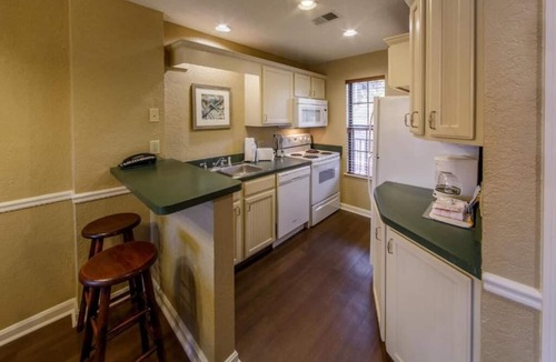 South Lee Hotel | Relaxing Getaway: Pools, Games & Movie Nights