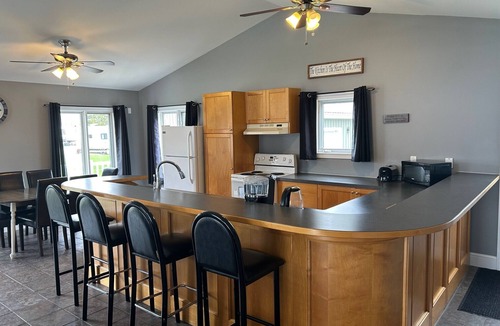 Front of Yonge Cottage | Relaxing Graham Lake Escape