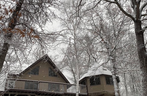 Remer House | Relaxing Lakefront Gem: Cozy Cabin, Hot Tub & Private Natural Shoreline