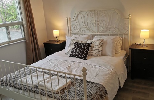 North York Apartment | Relaxing Lilac10-mins to the Airport